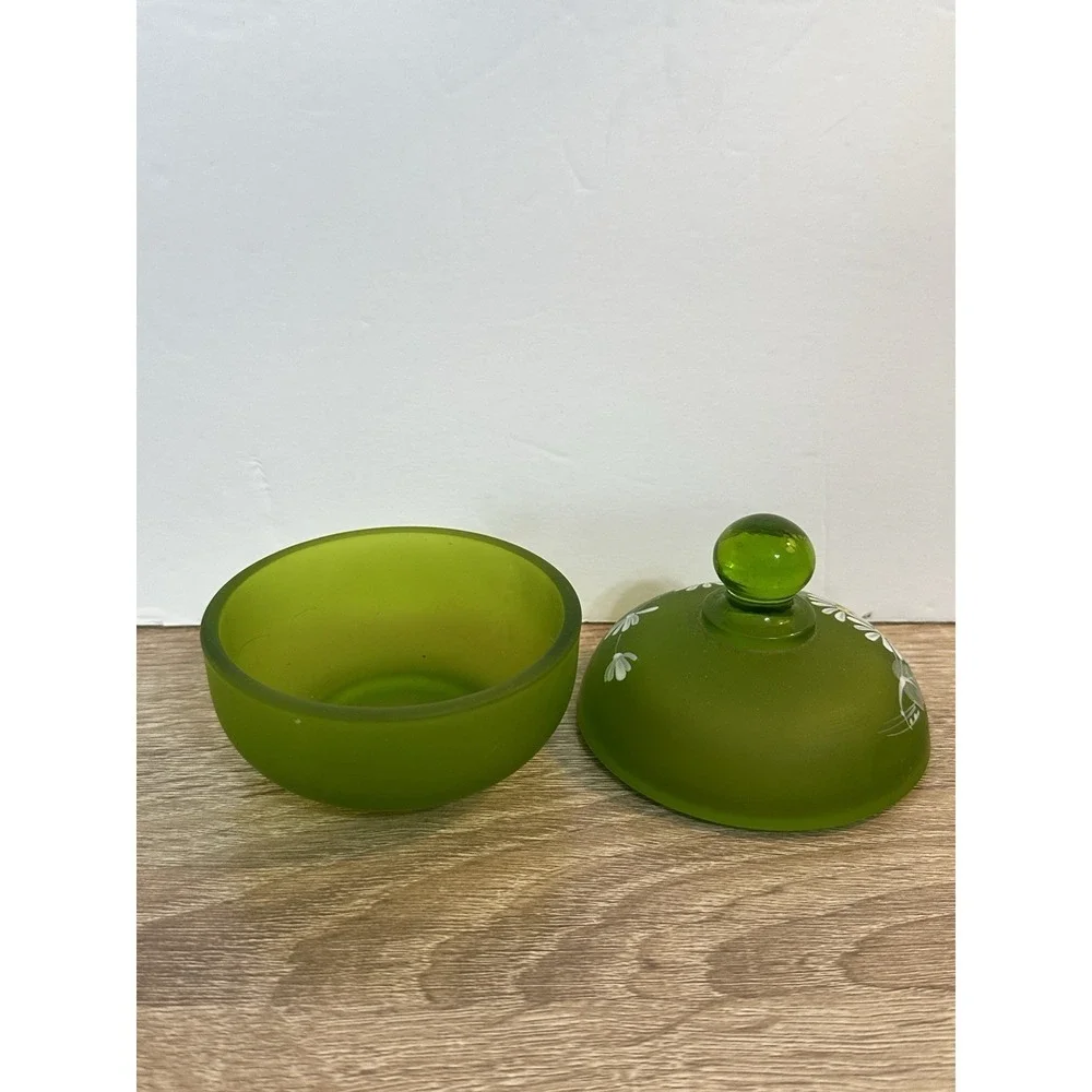 Vintage Westmoreland Lidded Trinket Jewelry Dish Green Mist Hand Painted Daisies